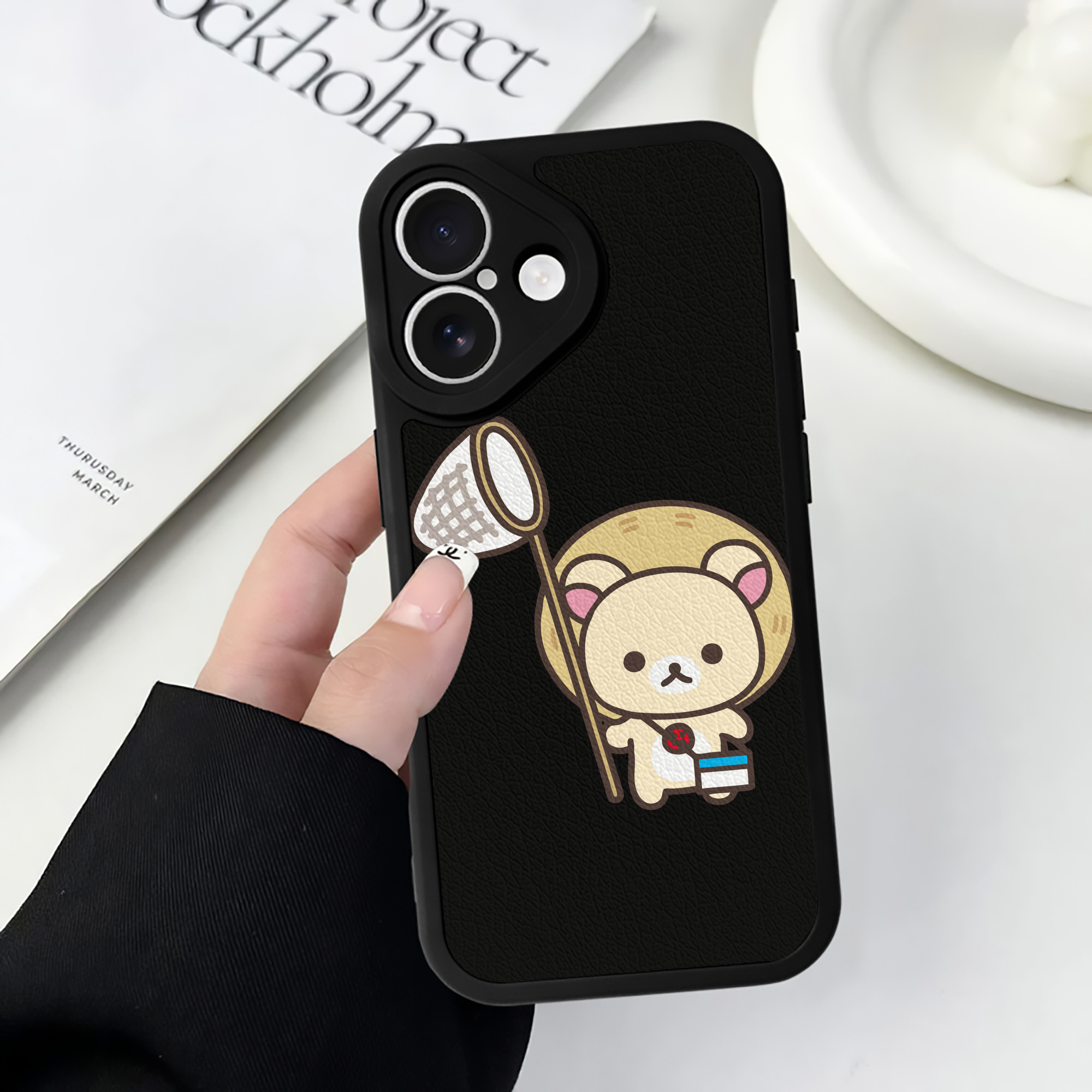 （画像用） リラックマ リラックマ キイロイトリ Rilakkuma Korilakkuma Kiiroitori 【iPhone 16シリーズ対応】シリコンスマホケース（レザー調） 材質：シリコン